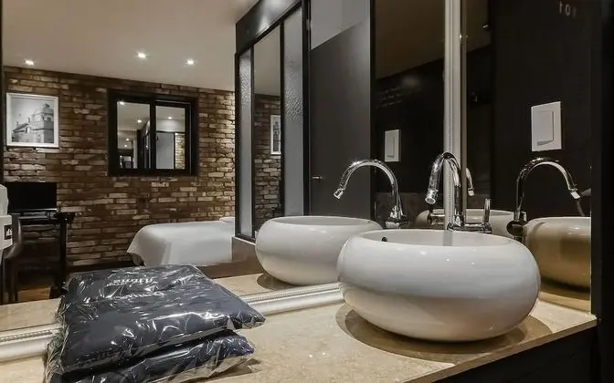 Oda (Suite (Netflix viewing latest movies )