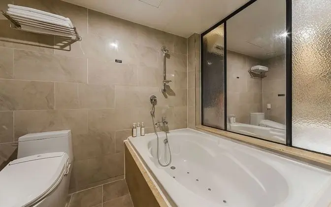 Oda (Suite (Netflix viewing latest movies )