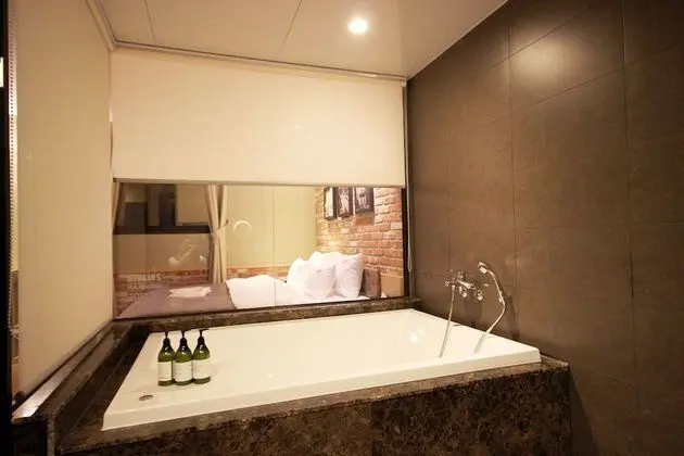 Oda (Deluxe (Netflix available the latest )