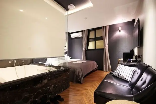 Oda (Deluxe (Netflix available the latest )