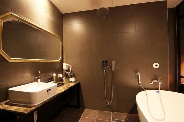 Oda (Standard (Netflix available the lates)