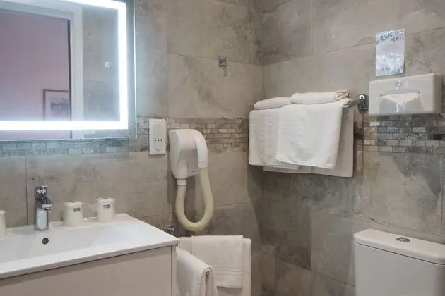 Üç Kişilik Oda