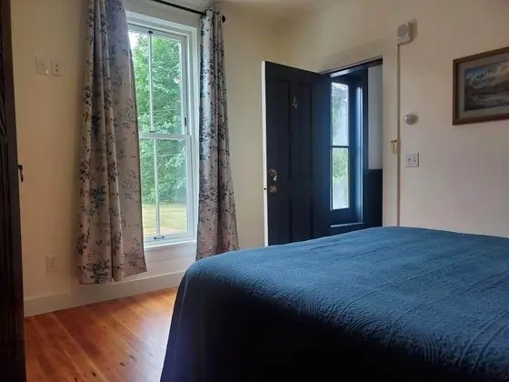 Room 4 with Shared Bath