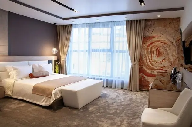 Luxury Oda