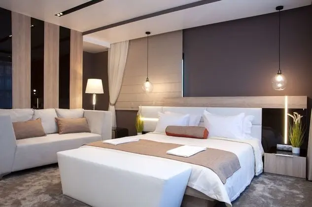 Luxury Oda