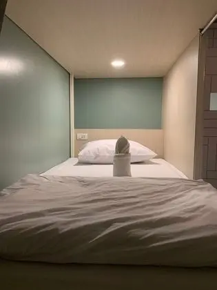 Single bed in 4 bunk bed room