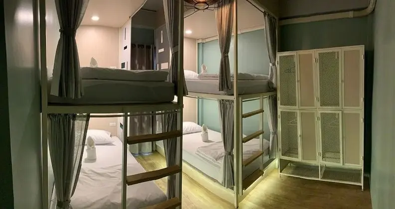 Single bed in 4 bunk bed room