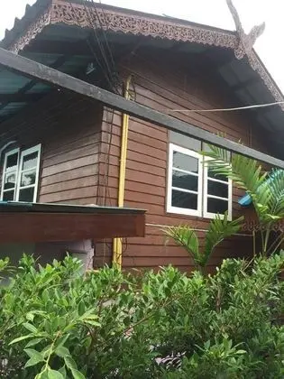 6-Bedroom House with Shared Bathroom