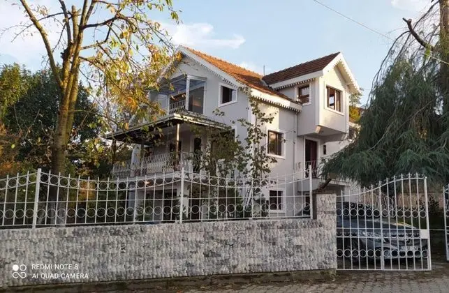 Villa, Göl Manzaralı