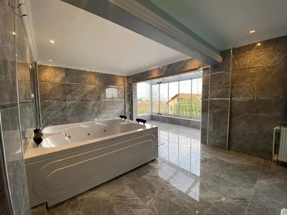 Villa, Göl Manzaralı