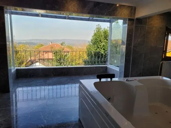 Villa, Göl Manzaralı