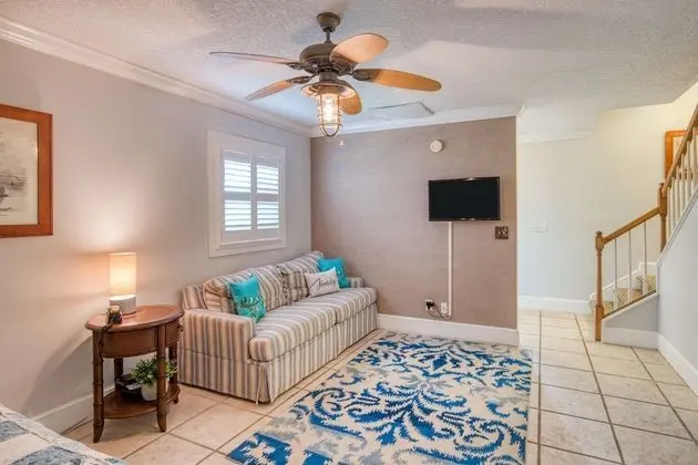 Ev (Chiquita Sun House)