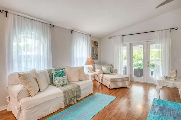 Ev (Chiquita Sun House)