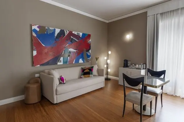Junior Oda, Sigara İçilmez, Şehir Manzaralı