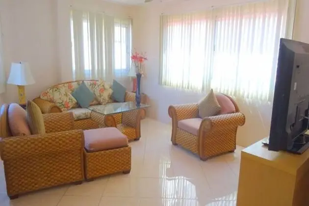 LUXURY ONE BEDROOM APARTMENT
