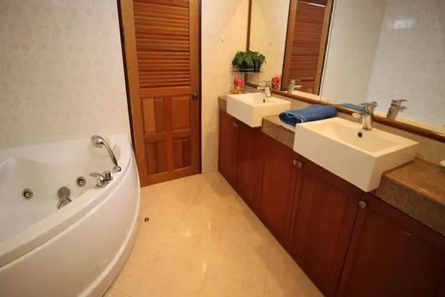LUXURY ONE BEDROOM APARTMENT