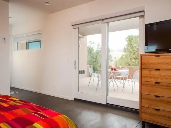 Ev (Butterfly House - Spectacular Modern )