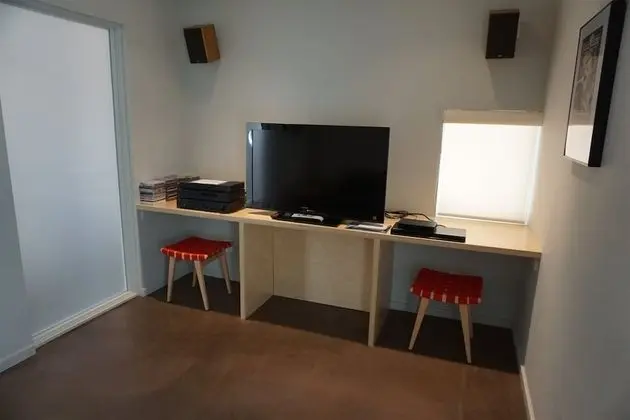 Ev (Butterfly House - Spectacular Modern )
