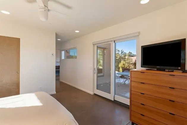 Ev (Butterfly House - Spectacular Modern )