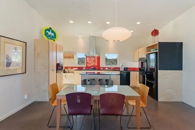 Ev (Butterfly House - Spectacular Modern )