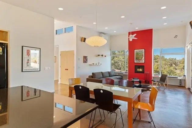 Ev (Butterfly House - Spectacular Modern )