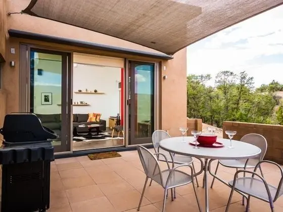 Ev (Butterfly House - Spectacular Modern )