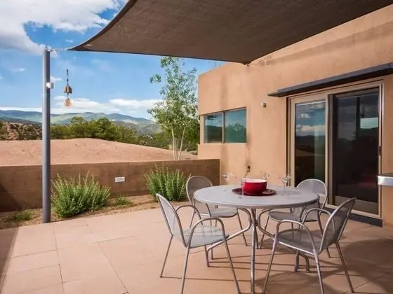 Ev (Butterfly House - Spectacular Modern )