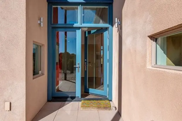 Ev (Butterfly House - Spectacular Modern )