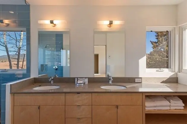 Ev (Butterfly House - Spectacular Modern )