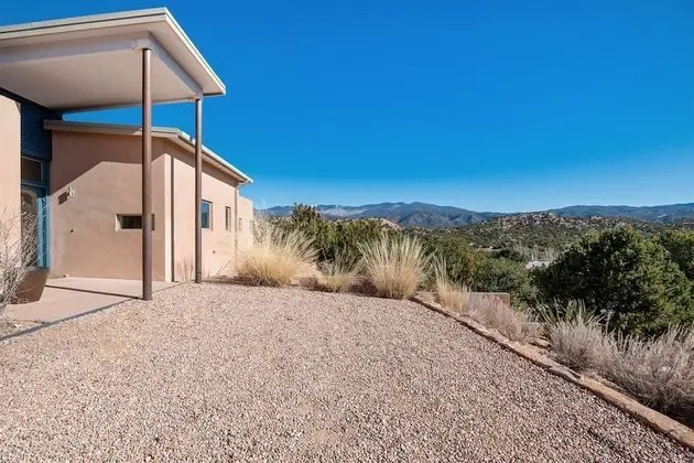 Ev (Butterfly House - Spectacular Modern )