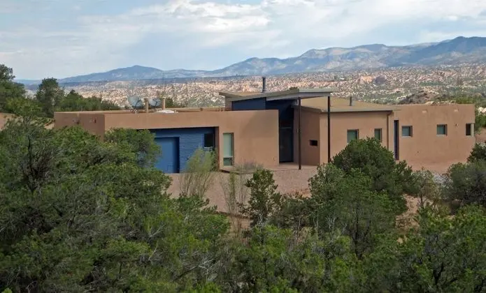Ev (Butterfly House - Spectacular Modern )