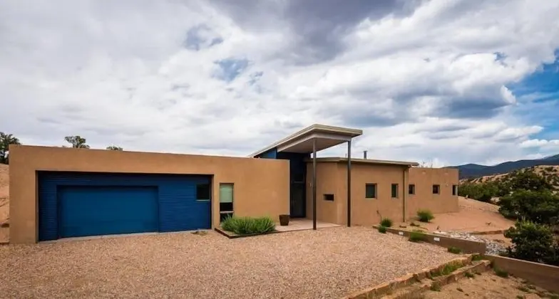 Ev (Butterfly House - Spectacular Modern )