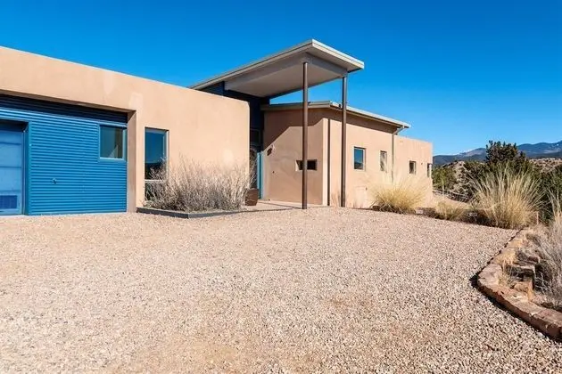 Ev (Butterfly House - Spectacular Modern )