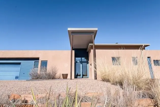 Ev (Butterfly House - Spectacular Modern )