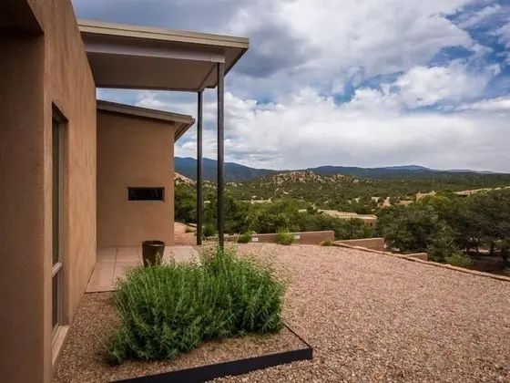 Ev (Butterfly House - Spectacular Modern )