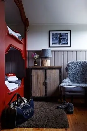 İki Ayrı Yataklı Oda, Ortak Banyo