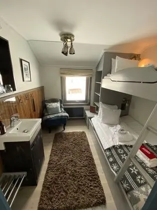 İki Ayrı Yataklı Oda, Ortak Banyo