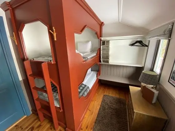 İki Ayrı Yataklı Oda, Ortak Banyo