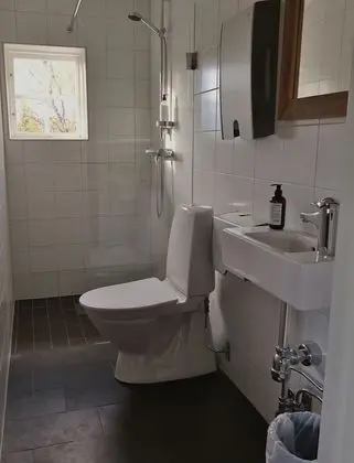 İki Ayrı Yataklı Oda, Ortak Banyo