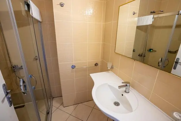 https://images.etstur.com/imgproxy/resize/2560x1440/files/images/hotelImages/etsrooms/563/Buyuk_Berk_Otel_20251117131123_1.jpg