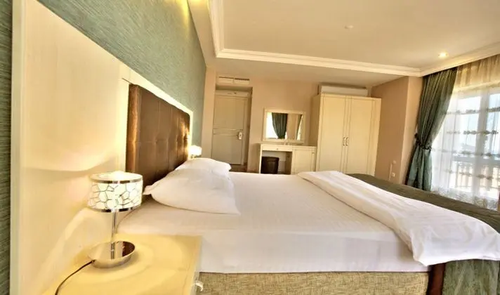 Standart Meydan Manzaralı Oda
