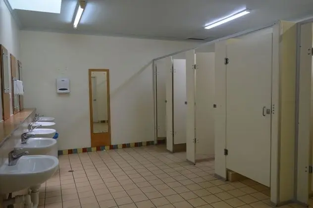 Tek Büyük Yataklı Oda, Ortak Banyo (with Shared Balcony)