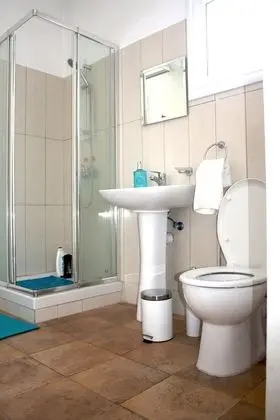 Ortak Ranzalı Oda, Karma Ranzalı Oda, Ortak Banyo