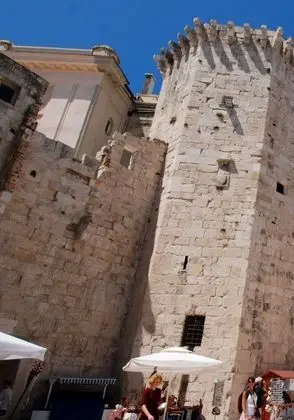 Apart Daire, 1 Büyük (Queen) Boy Yatak ve Çekyat