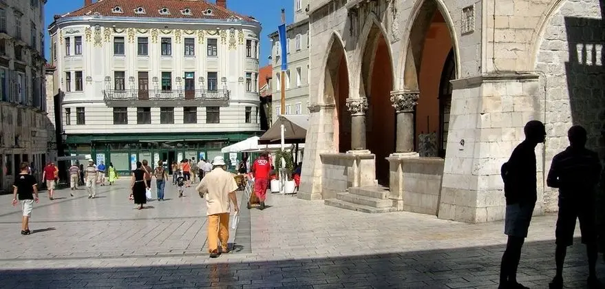 Apart Daire, 1 Büyük (Queen) Boy Yatak ve Çekyat