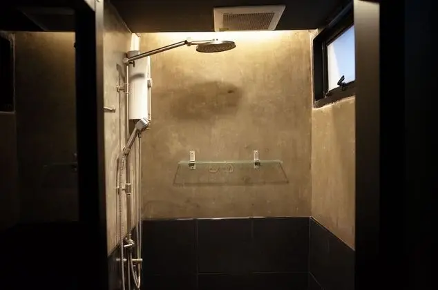 WL Classic: King Room with Private Bathroom
