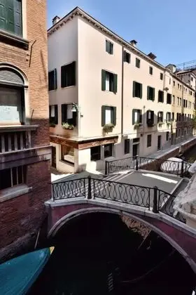 Deluxe Tek Büyük Yataklı Oda, Kanal Manzaralı