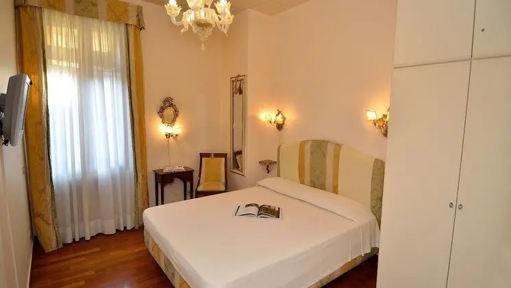 Tek Büyük Yataklı Oda, Özel Banyo (not in room)