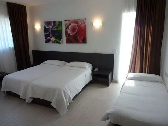 Üç Kişilik Oda (Free swimming pool access)