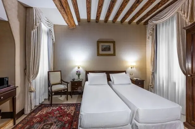 Classic Tek Büyük veya İki Ayrı Yataklı Oda